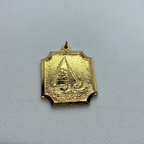SAIL BOAT PENDANT MEDAL GOLD TONE VINTAGE - Picture 3 of 8